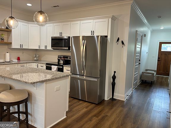 5th image of 633 E 3rd St