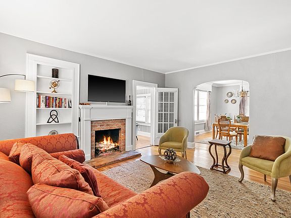 LR looking toward sun room & dining room