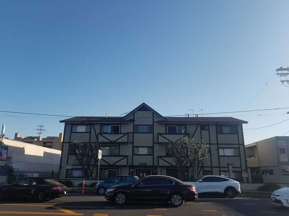 1st image of 11028 Moorpark St #221