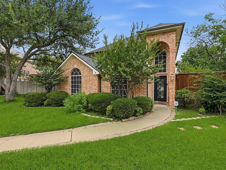 600 Raintree Cir — Photo 1