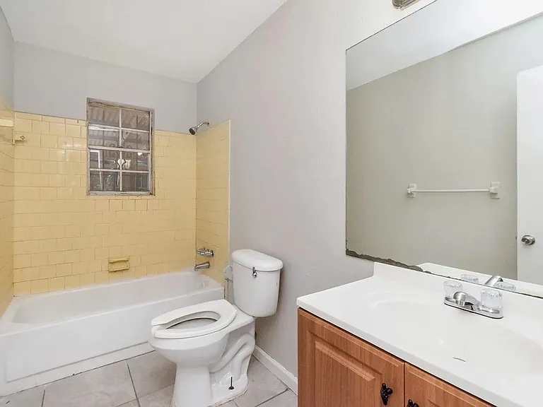 1517 Colgin St — Photo 4