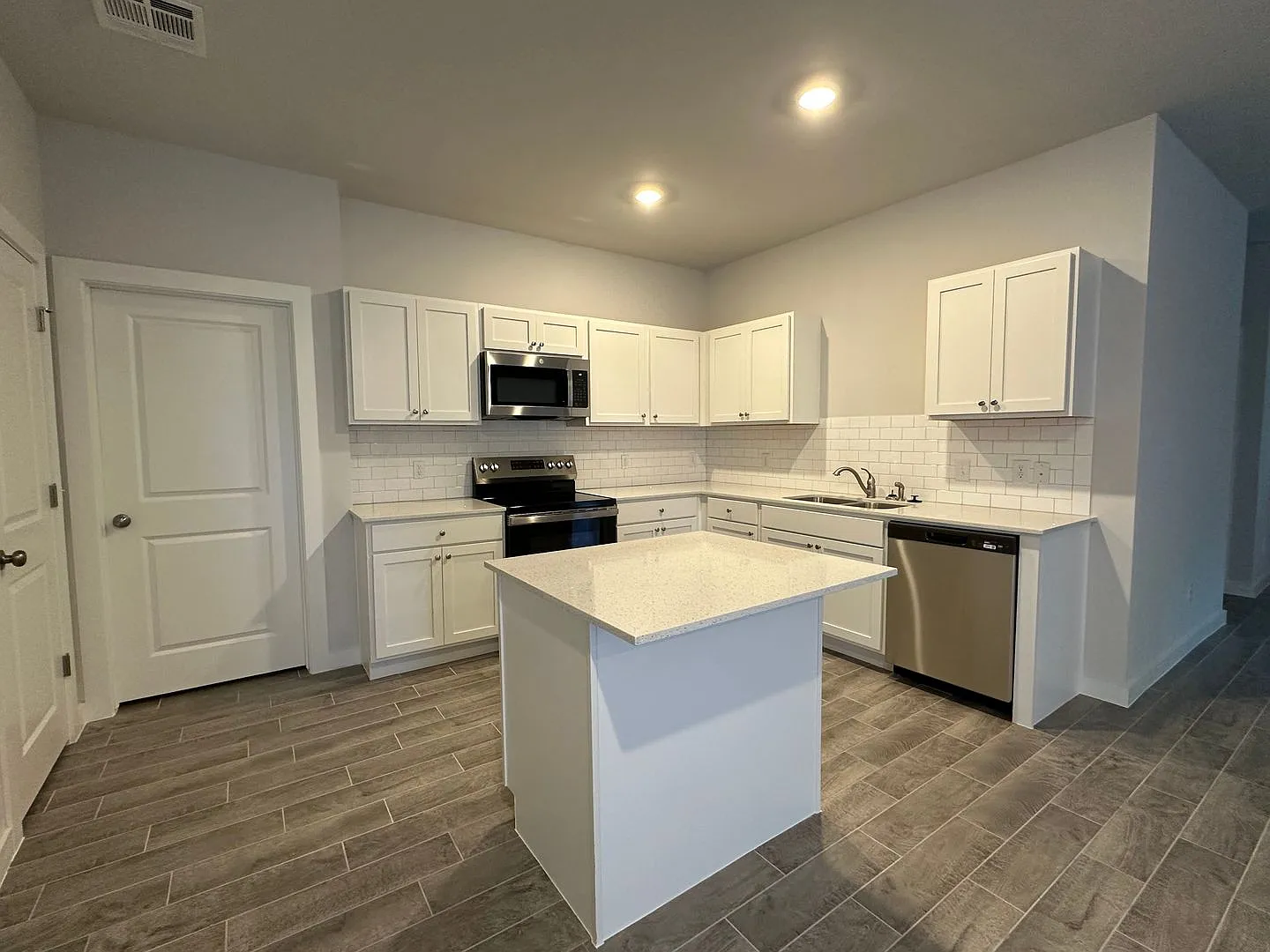 Country Living 3 Bedroom, 2 Bathroom on a 1.45 Acre Lot in Ridge Creek Addition! — Photo 4