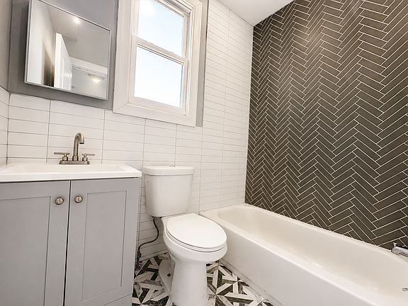 3rd image of 465 Ferry St #1C