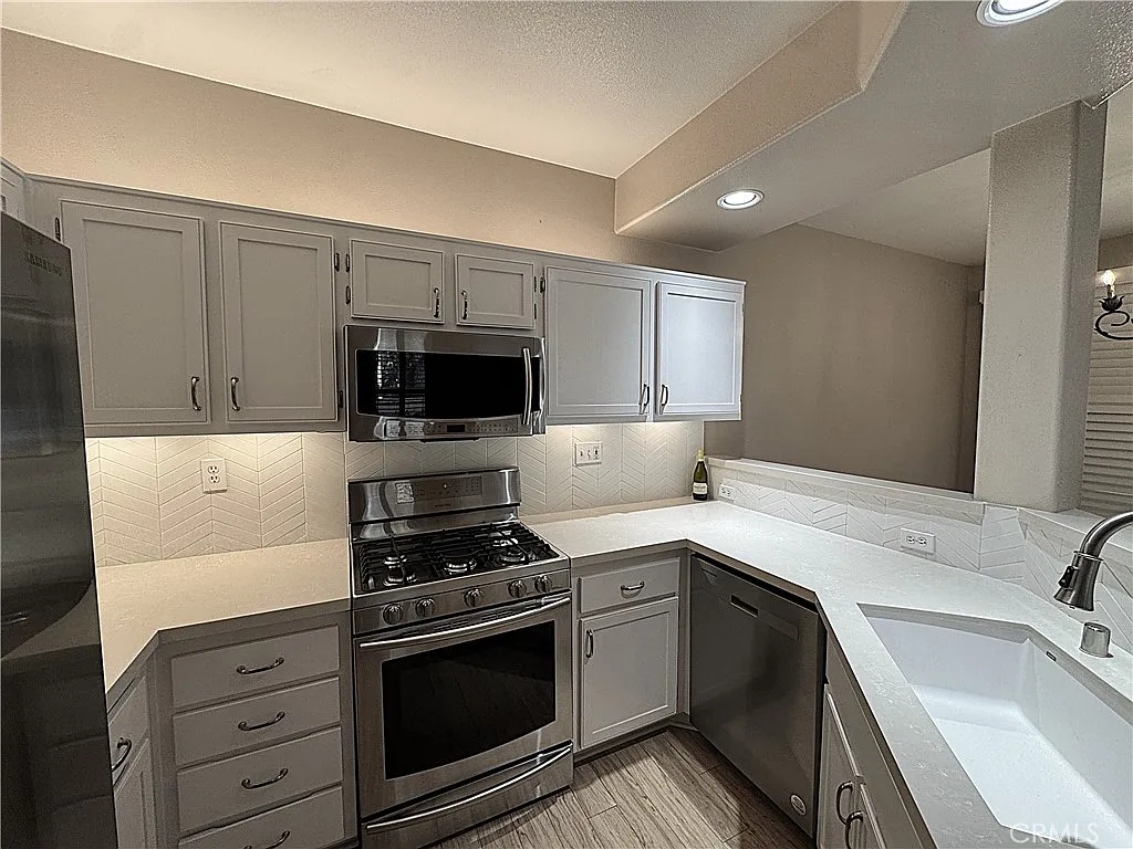 2 bed, 2.5 bath, 1183 sqft, $3,695 — Photo 2