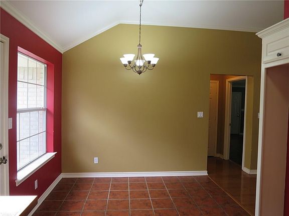 5th image of 711 Kiowa Dr E