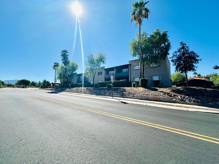 Desert Atrium - Studios, 1 Bedrooms and 2 Bedrooms in Great Location! Community Pool! — Photo 15