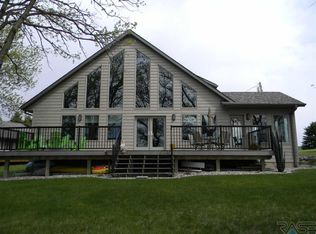 791 E Lake Hendricks Dr, Hendricks, SD 57276