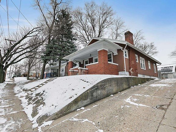 3rd image of 1220 N Rockton Ave