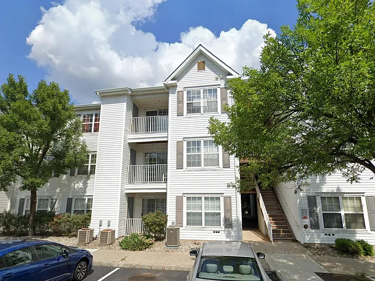 518 Waterford Dr — Photo 1