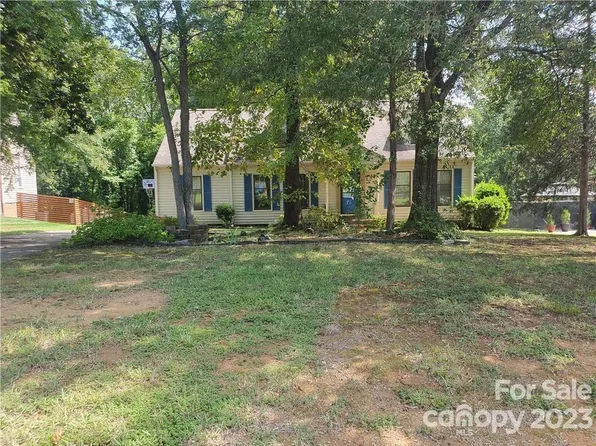 4808 Chestnut Lake Dr, Charlotte, NC 28227