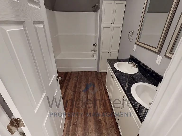 430 E Oak St — Photo 18