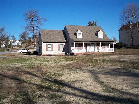 3rd image of 205 Shamrock Dr