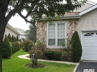 324 Bristol Ct, Holbrook, NY 11741