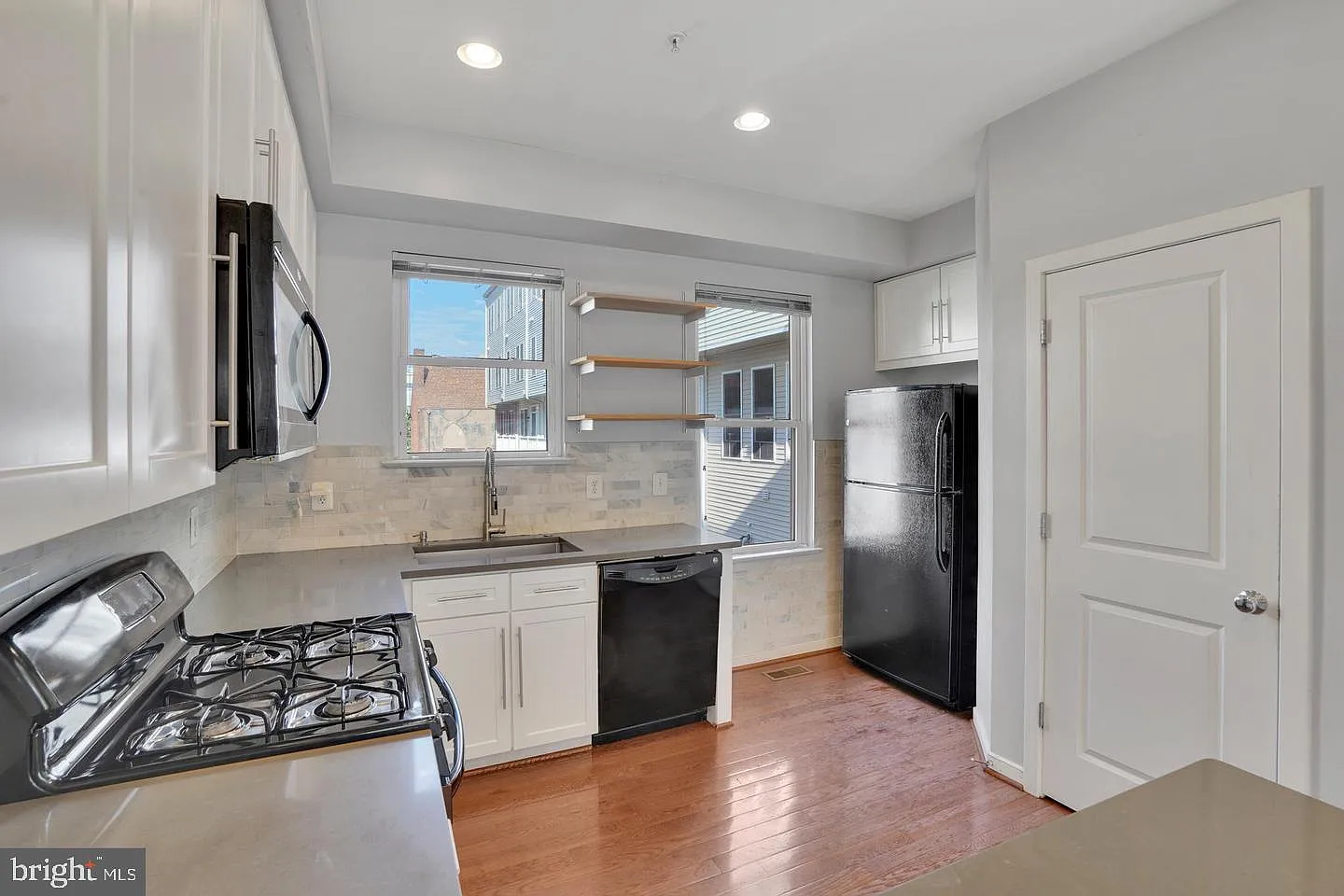 3 bed, 2.5 bath, 1552 sqft, $4,000 — Photo 3