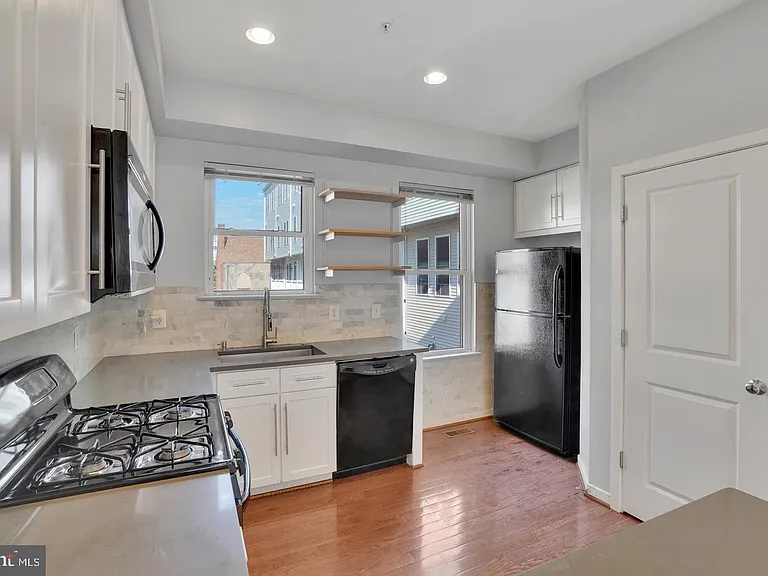 909 5th St SE — Photo 3