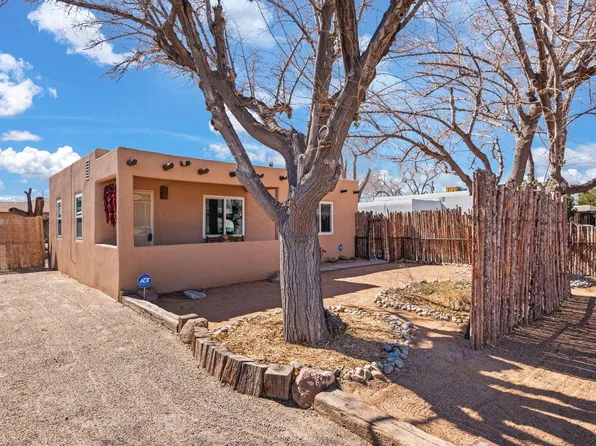 810 Delamar Ave NW, Albuquerque, NM 87107