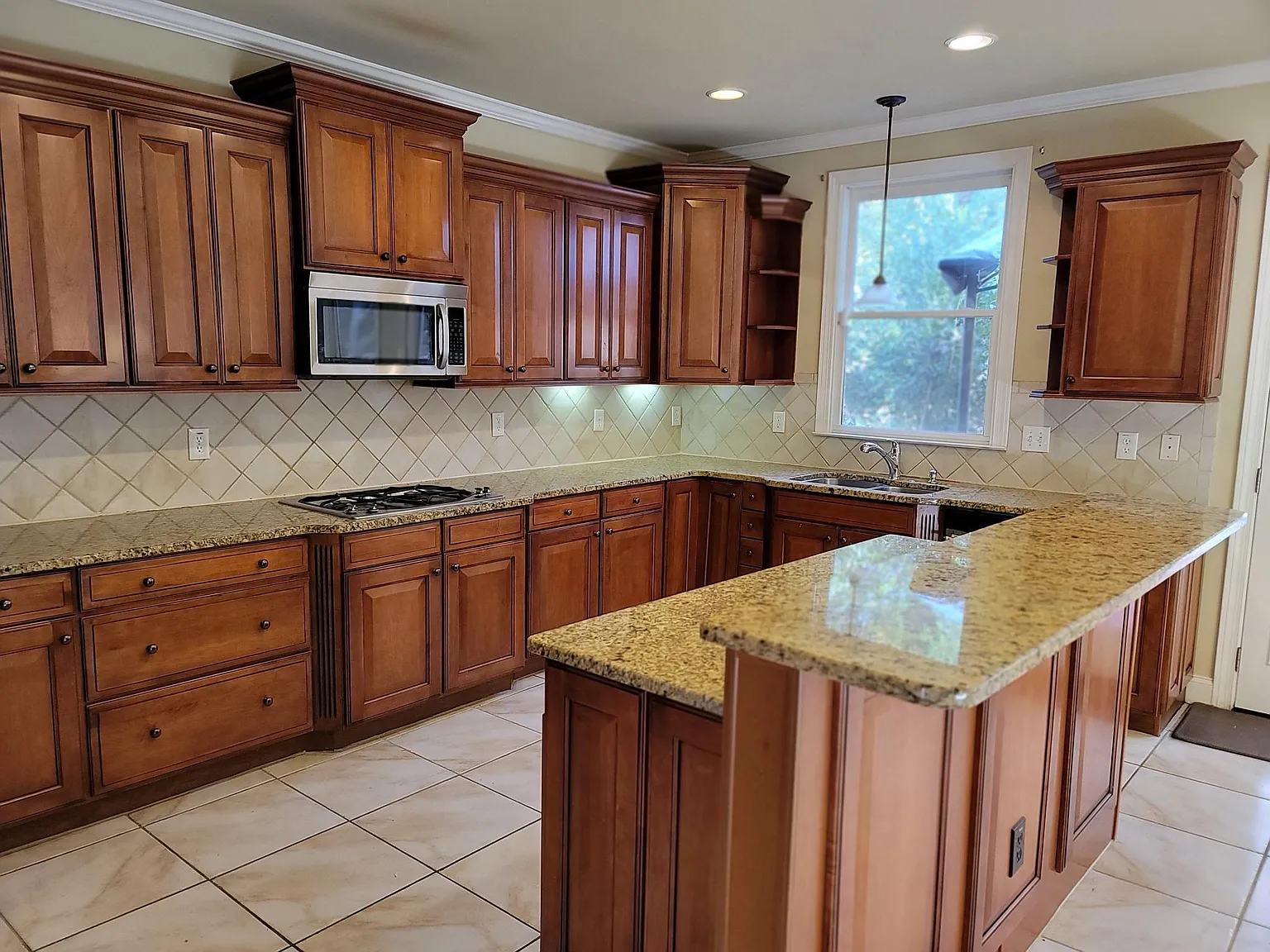 7 bed, 4.5 bath, 5229 sqft, $6,000 — Photo 3