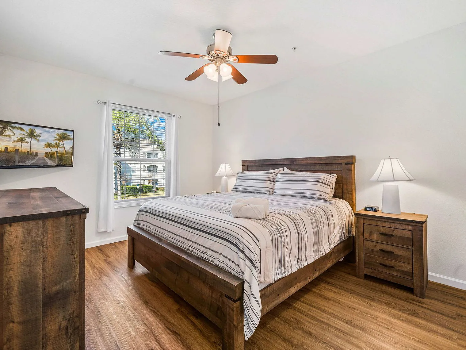 3 bed, 2.0 bath, 1410 sqft, $4,396 — Photo 4