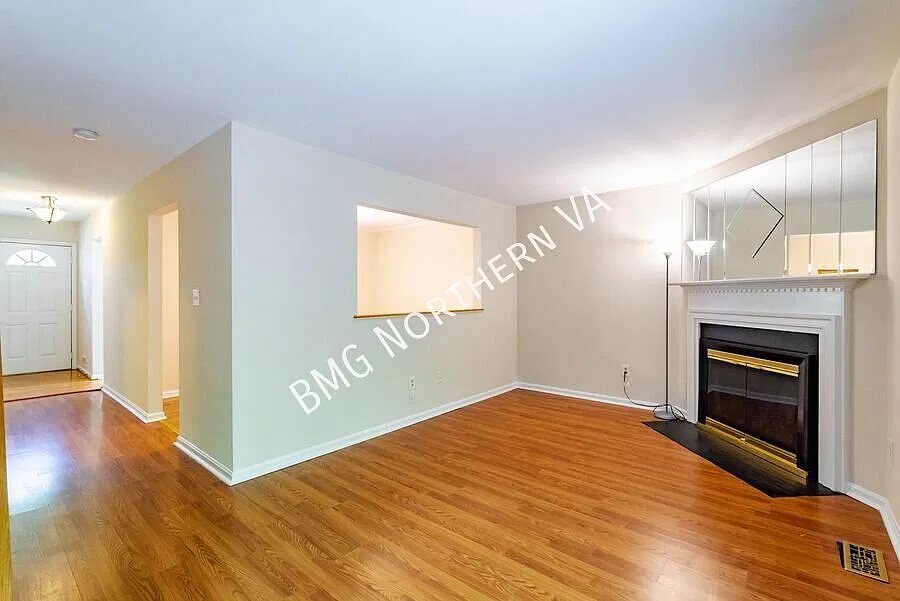 Charming 3BR/3.5BA Townhome With Private Deck in Cardinal Knolls — Photo 3