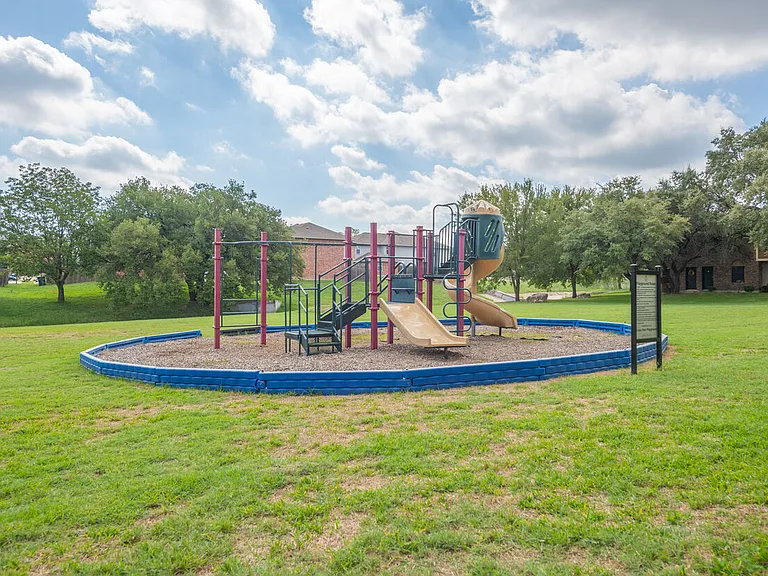 307 Judy Ln — Photo 2
