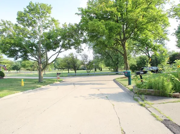 613 N Howard Ave, Elmhurst, IL 60126