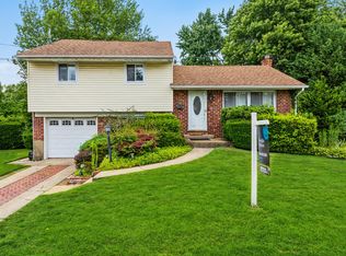 12 Sutherland Rd, Hicksville, NY 11801