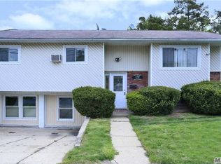 10 Grayston St, Westbury, NY 11590