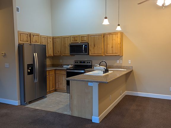 Breakfast bar/dining area