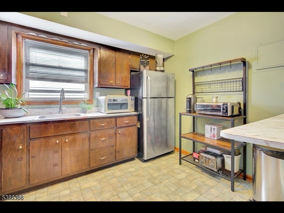 2nd image of 25 Linden St Floor 1