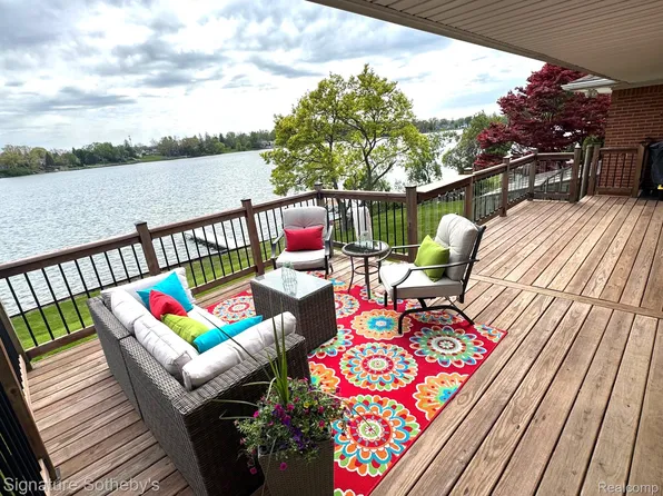 2497 W Walton Blvd, Waterford, MI 48329