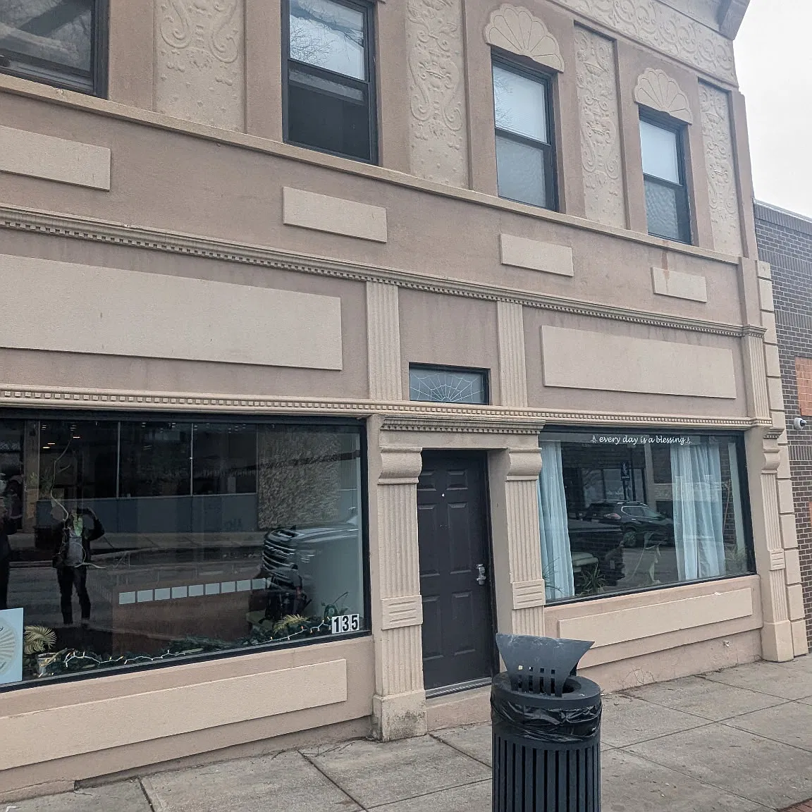 135 Oak St — Photo 1