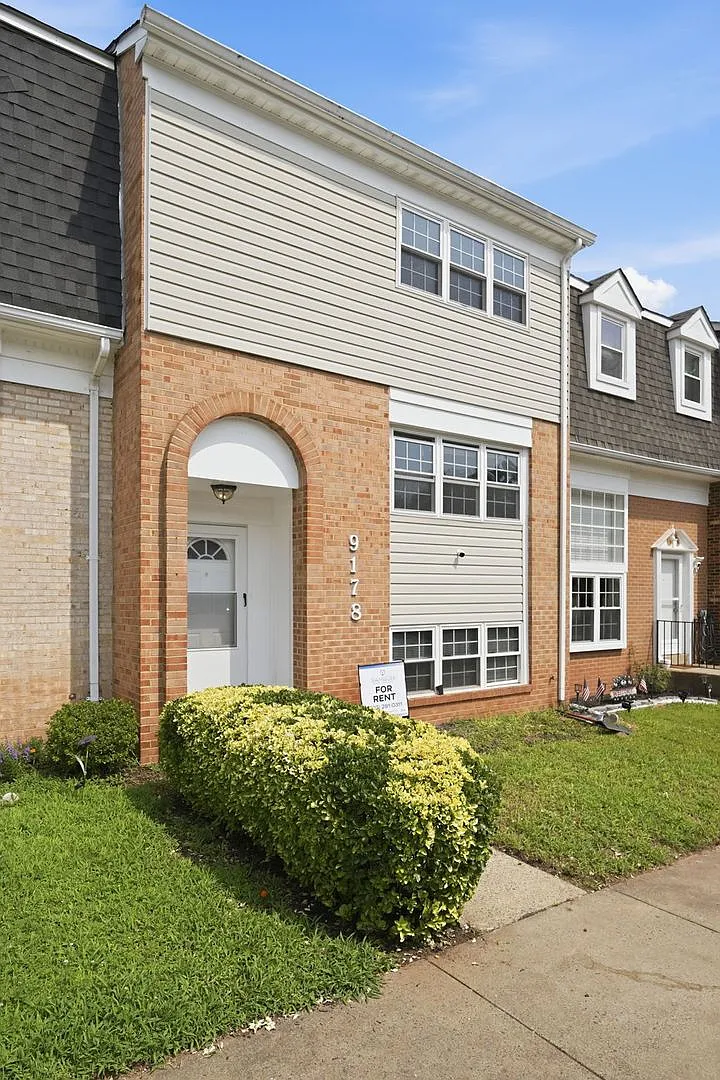 This beautifully designed townhome offers three spacious bedrooms and two and a half refined bath... — Photo 4