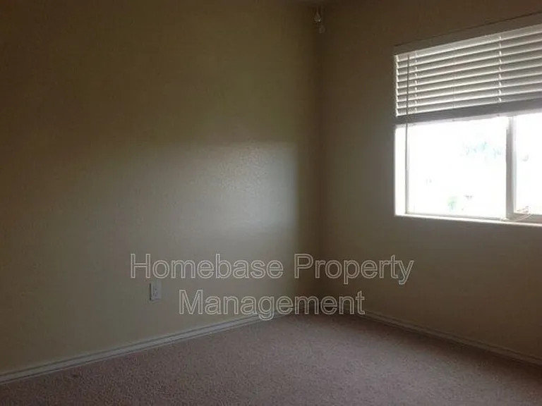 1922 Hollyhock Cir — Photo 5