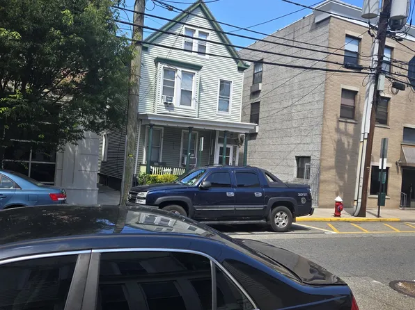 420 68th St, Guttenberg, NJ 07093