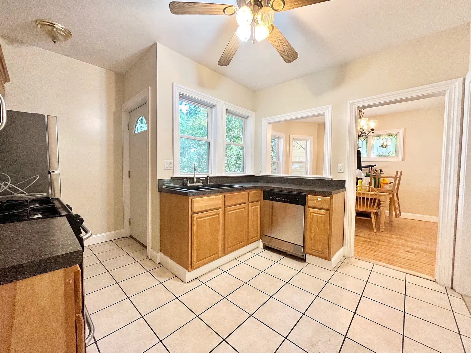 3 bed, 9999 sqft, $2,700 — Photo 2