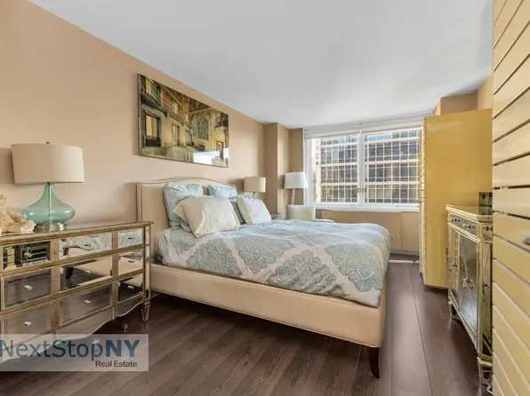 245 East 54th Street image 4 of 10