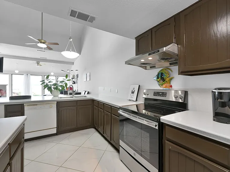 35 Lakeview Vlg — Photo 6