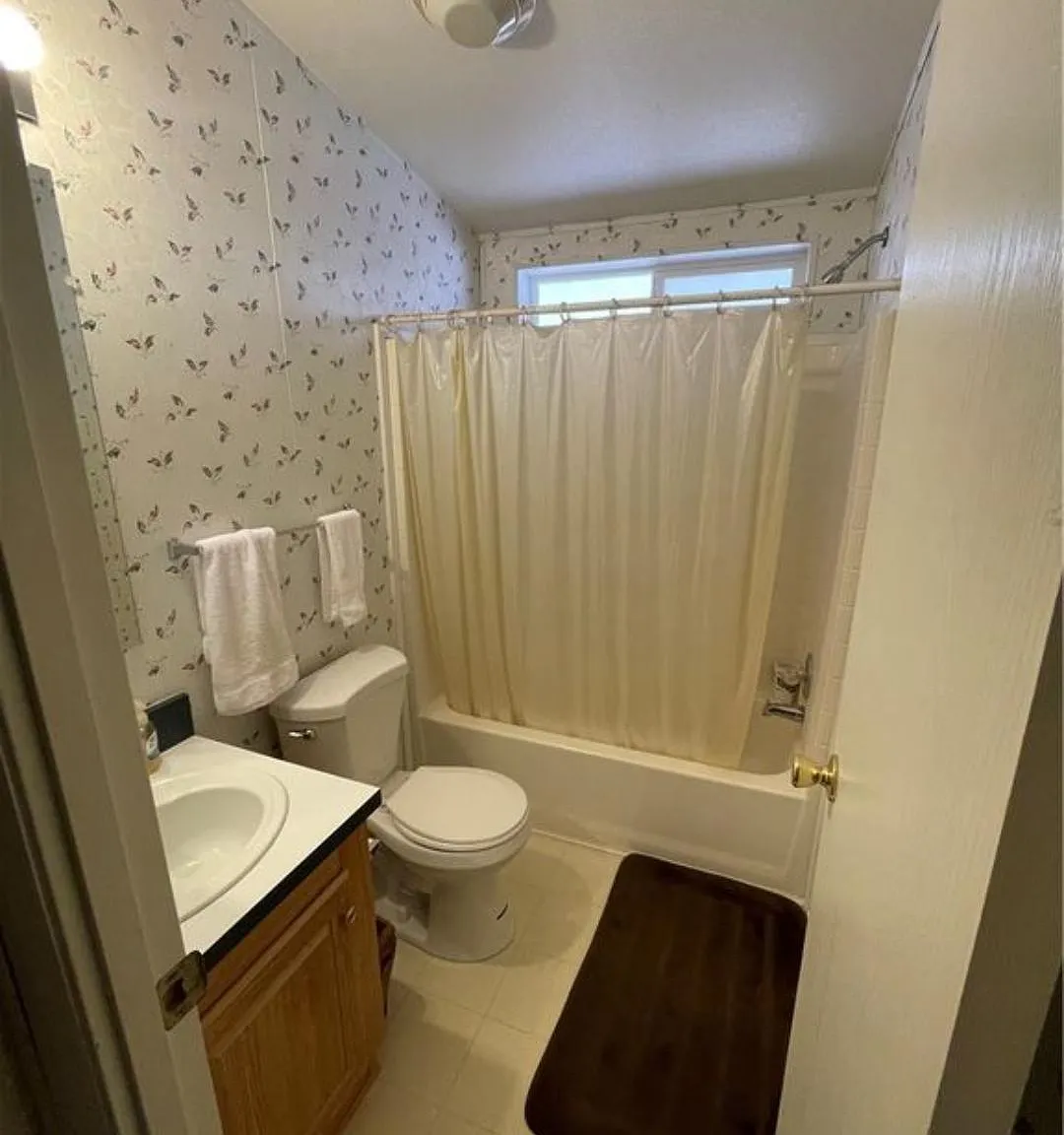 2450 E Hobson Way — Photo 4