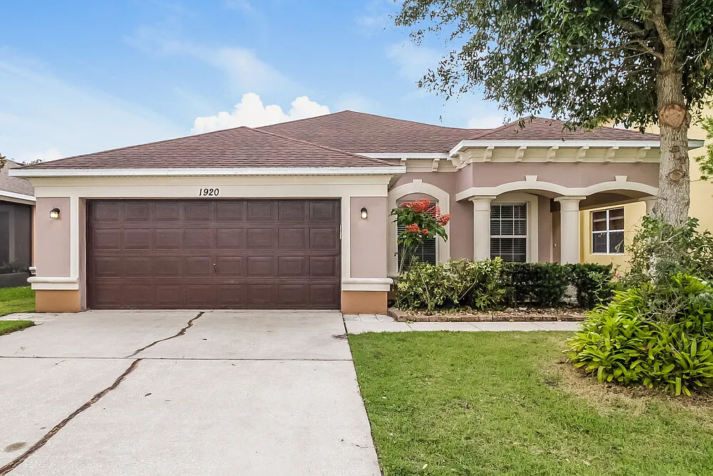 3 bed, 2.0 bath, 2210 sqft, $2,580 — Photo 1