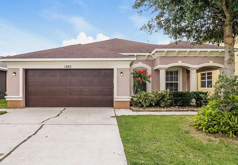 1920 Strathmore Cir