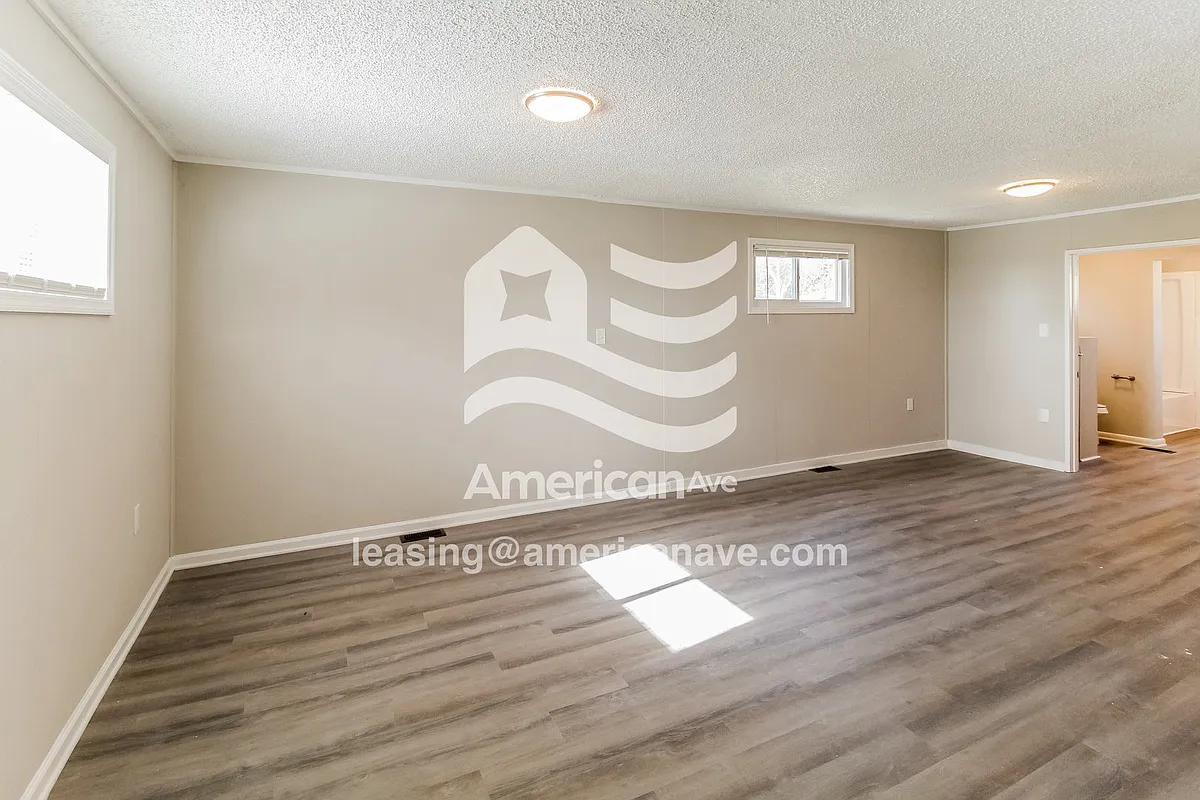 1740738_002_wm_-_living_room_13500547.jpg - 106 Pocohontos Ave