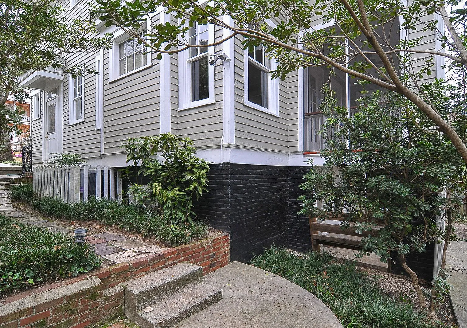 2-Bedroom Apartment Near USC & Overlooking Five Points — Photo 2