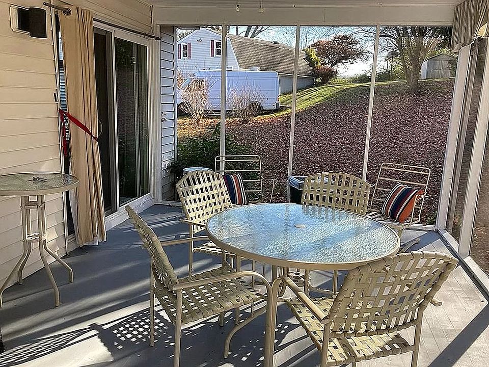 Screened in sun room