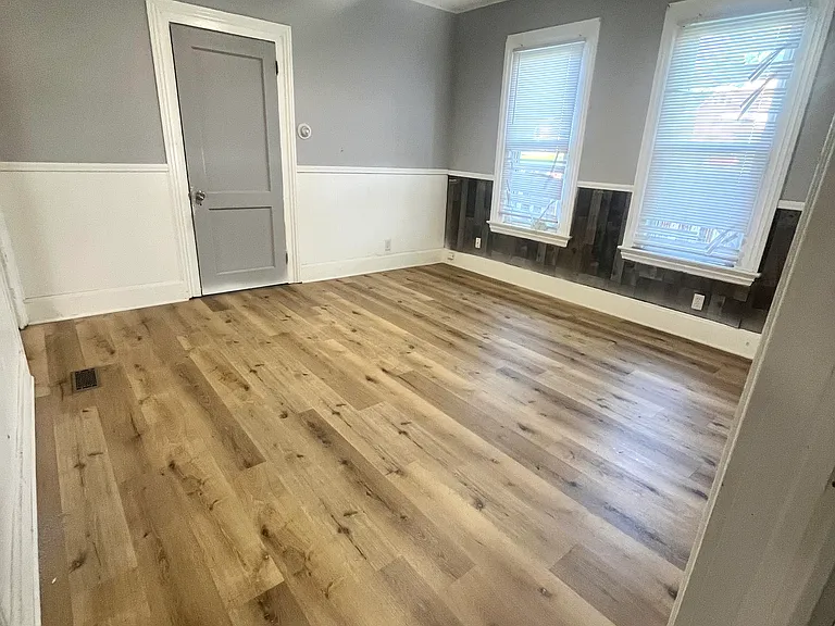 129 E Market St — Photo 3