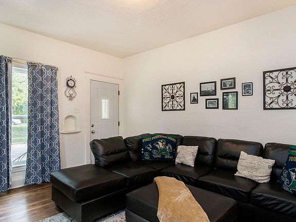 5th image of 421 College St
