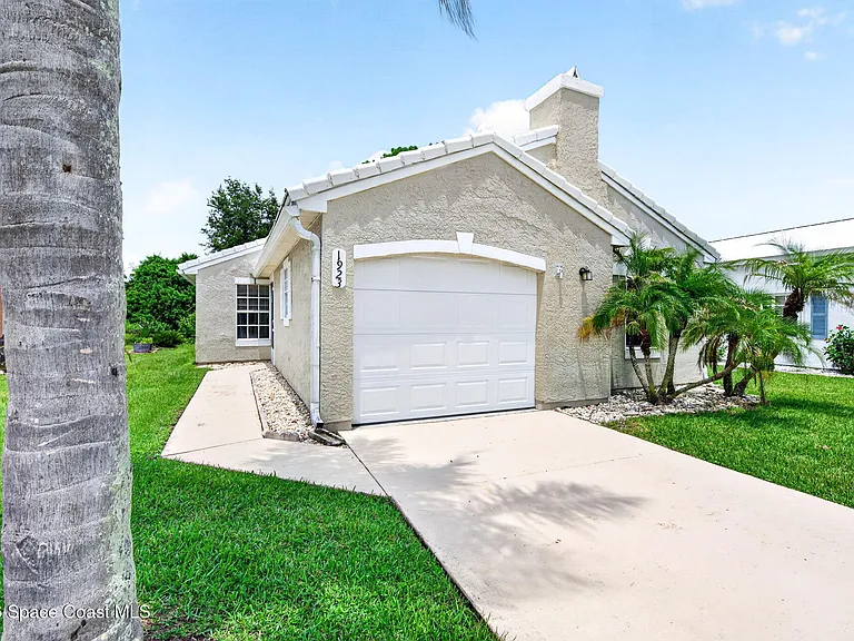 1923 Sugarberry Ct NE — Photo 2