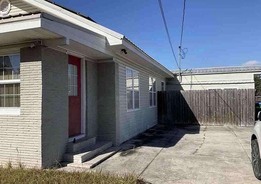 1st image of 297 NW Hillsboro St