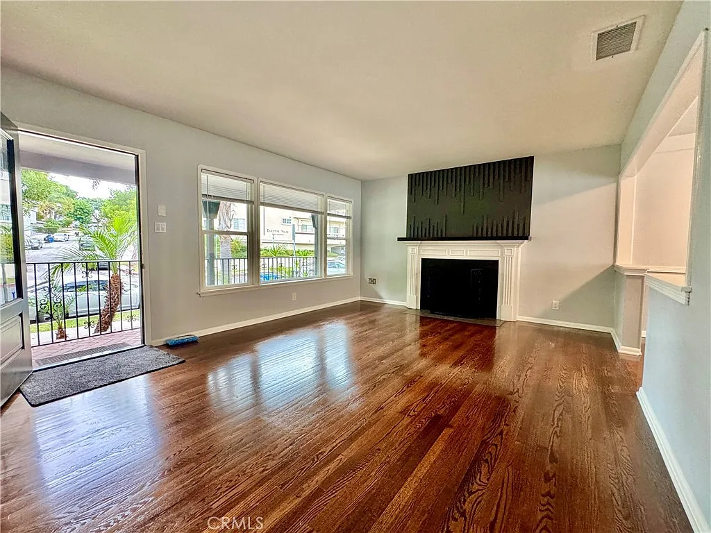 2 bed, 1076 sqft, $3,800 — Photo 2