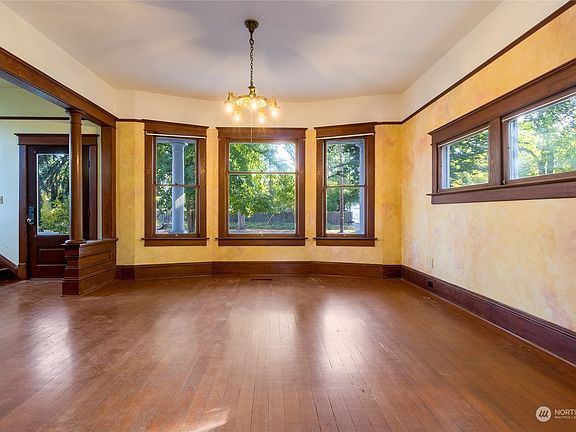 4th image of 215 N Clinton Street