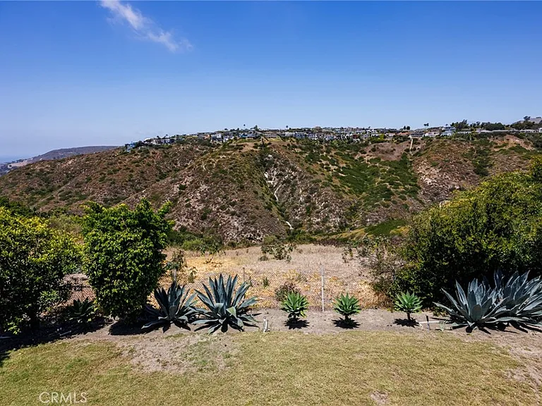 1840 Temple Hills Dr — Photo 51